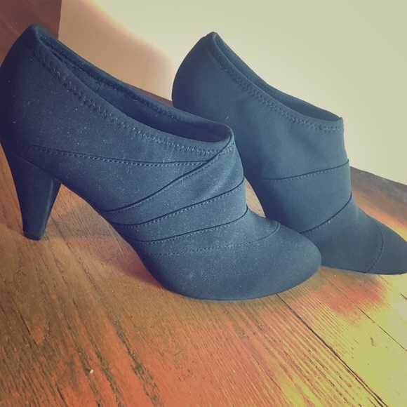 Black High Heeled Booties Sz 7.5 - Picture 1 of 6